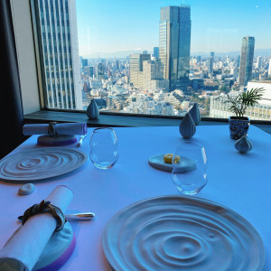 お皿やテーブルセッティング全てにこだわりとセンスが溢れます。|560656さんのピエール・ガニェール・ア・東京の写真(1019150)