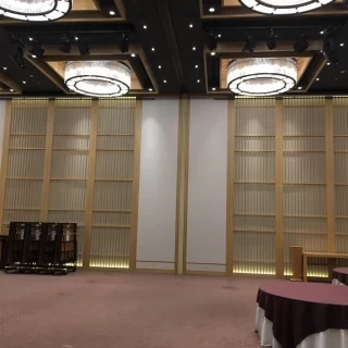 天井が高くシックな会場