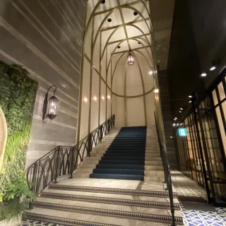 チャペルと披露宴会場をつなぐ大階段で、こちらも全天候型です。