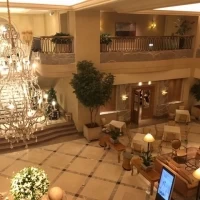 結婚式打ち合わせの際に使われる部屋と大階段