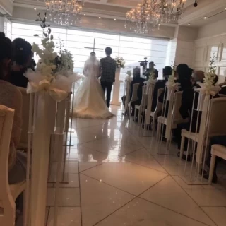ガラス張りの明るい挙式会場