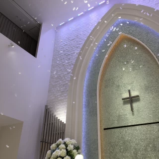 祭壇部分だけ上に広いです