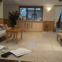 暗くなってきてもロビーは暖かい雰囲気
