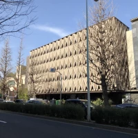 プラチナ通りに突然現れる特徴的なファサード
