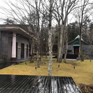 レストラン（会場ではない）から見た中庭　右三角屋根がチャペル