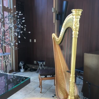 ガラスのチャペルにあったハープです