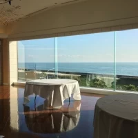 サプライズでカーテンを開けて、海が見えるという演出もできます