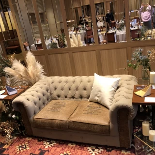 新郎新婦席が、とてもお洒落なソファーでした。