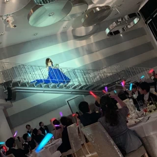 大階段から登場