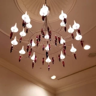 チャペル前シャンデリア