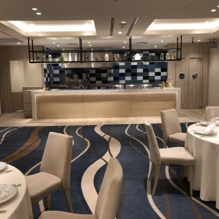 フレンチブルーな会場！オープンキッチンもあって素敵でした。