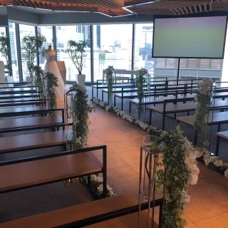 バージンロードの装花は込み
