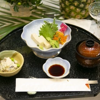 ベジタリアンの方に湯葉を使い、工夫されたお料理を提供。