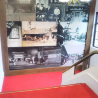 披露宴会場までの階段、中村楼の昔の写真が壁に飾られてます。