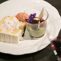 抹茶ムース、コンフィチュールとガトーショコラ、入刀したケーキ
