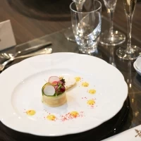 海鮮のセビーチェ、ポテトピューレ、香草フラワーサラダ