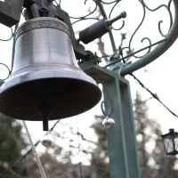 チャペル脇にある鐘。挙式後列席者の前で鳴らします。