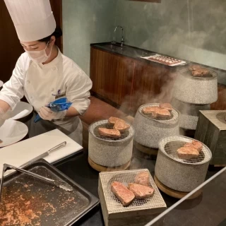 パーティの際、肉を焼いているところが目の前で見える演出