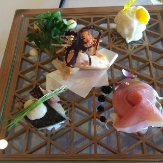 綺麗な盛り付けの前菜です。ゲストの目を惹くこと間違いなしです