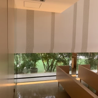 カーテンが少し閉じていました
