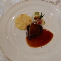 お肉料理。コース料理は男性でもお腹いっぱいになるほどです。
