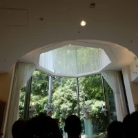 新郎新婦の立ち位置には特に光が差し込みます。