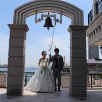 鐘を鳴らす新郎新婦