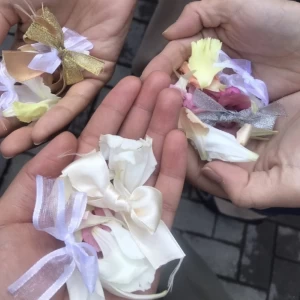 フラワーシャワーにリボンシャワーも持ち込みました。|561473さんのラソールガーデン大阪(営業終了)の写真(1019743)