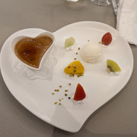 デザートプレート。アールグレイのクレームブリュレが美味。