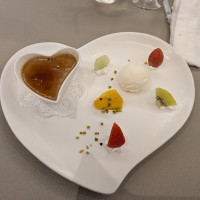 デザートプレート。アールグレイのクレームブリュレが美味。