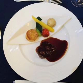 メインの牛フィレ肉は柔らかく絶品でした。