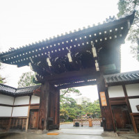 正門。日本庭園を通って式場に行くこともできます