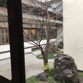 淀川邸の廊下から見える枯山水
