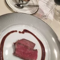 塩釜で焼いたお肉。とても美味しかったので、もっと食べたかった