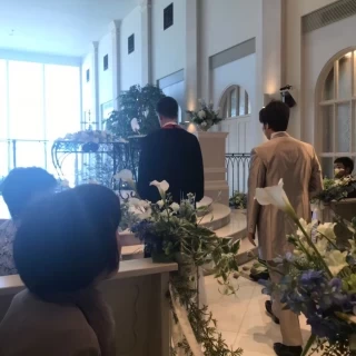最初に牧師さんと新郎が入場。