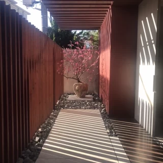 ロビーへのアプローチですお花は季節ごとに変わります