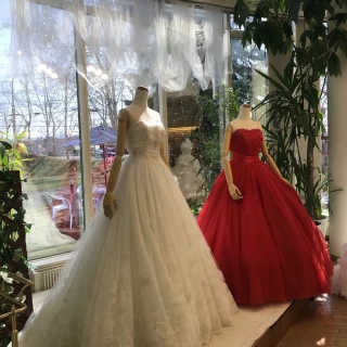 素敵なドレスと、大きなガラス窓