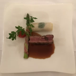 メイン料理の牛肉もとても美味しかったです。春のアスパラも