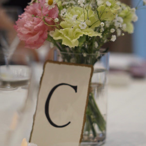 テーブル装花|561650さんのヴィラ・デ・マリアージュ越谷レイクタウンの写真(1021378)