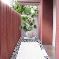 ロビー入り口の花も季節ごとに変わる。