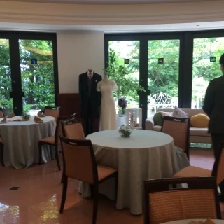 少人数用の会場です。窓からの緑が綺麗でした