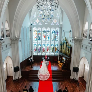 チャペルでは厳かに、披露宴ではわいわいとした結婚式でした。