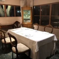 店内を丸ごと借りて、このお部屋は贅沢に控え室に！