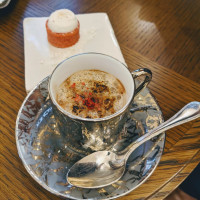 打ち合わせの最初に出た飲み物とお菓子。飲み物はホットチョコ？