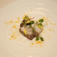 鰤の炙りと茄子のサラダ　茎わさびとミモレット