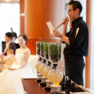 前菜スープの演出です
ゲストの目の前で仕上げてもらいます