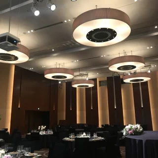 天井の照明がオシャレで、上が映る写真も素敵です。