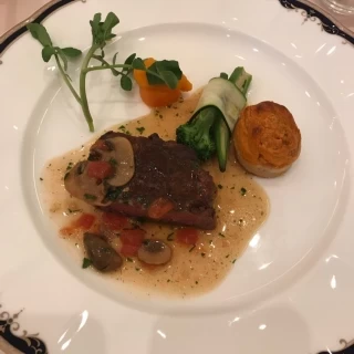 メイン料理のお肉