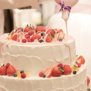 ドレスのサッシュリボンのカラーに合わせたドリップケーキです