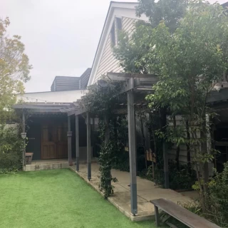 挙式会場前の中庭のような広場。ここでも素敵な写真が撮れる。